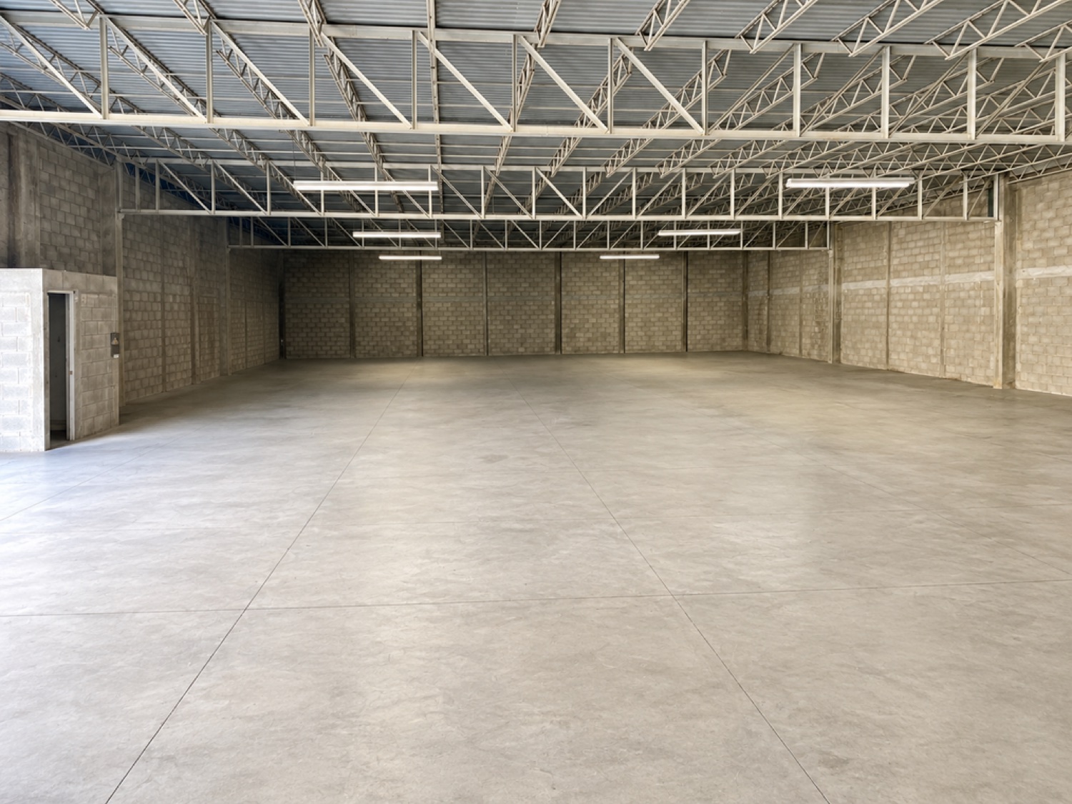 Espacio interior de una bodega del conjunto Bodegas Primavera
